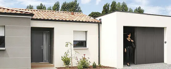 porte de garage latérale gris foncé