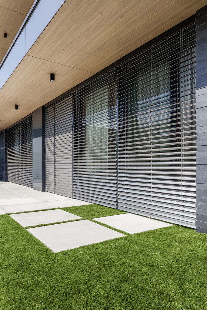 brise soleil orientable aluminium façade maison