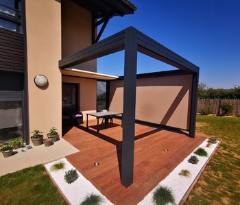 pergola rétractable avec store zip latéral