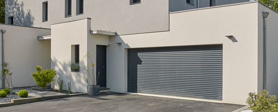 porte de garage enroulable compacte a l'intérieur coffre