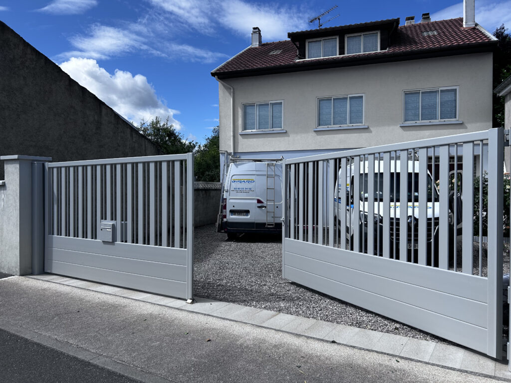 portail battant alu clair