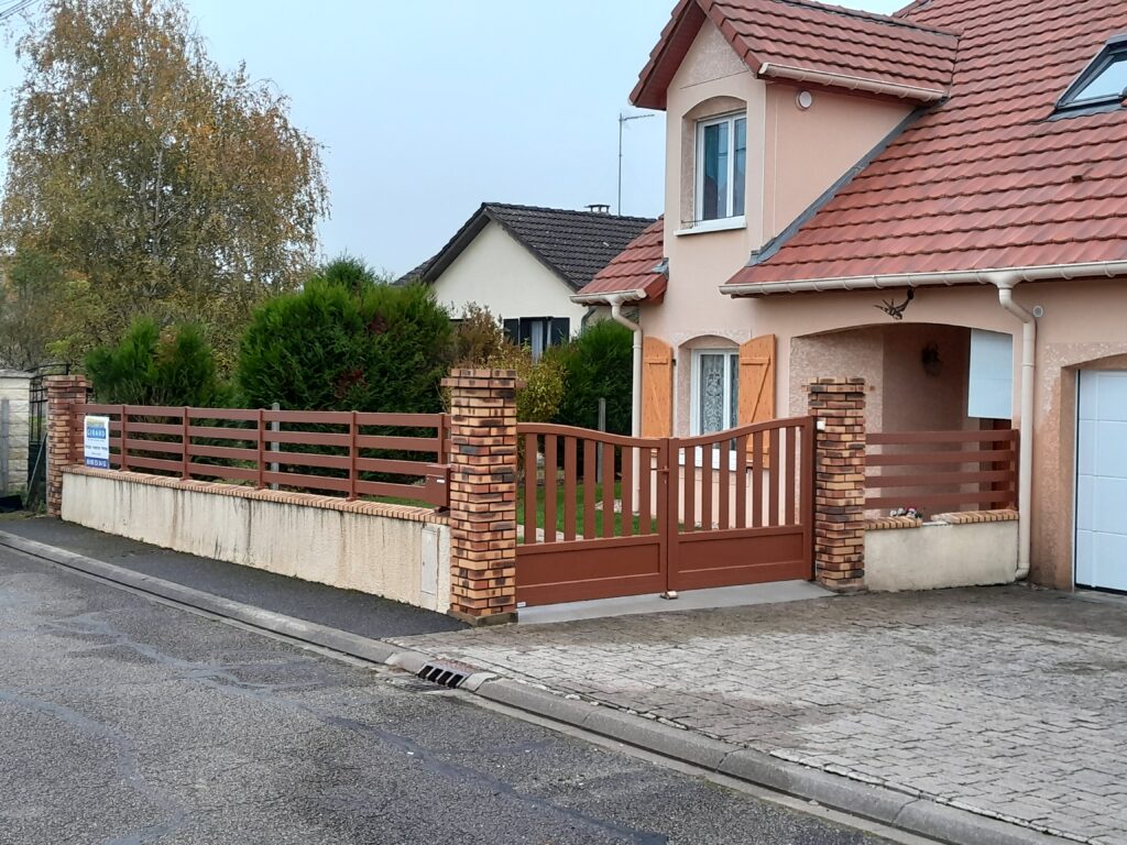 portail battant en aluminium marron