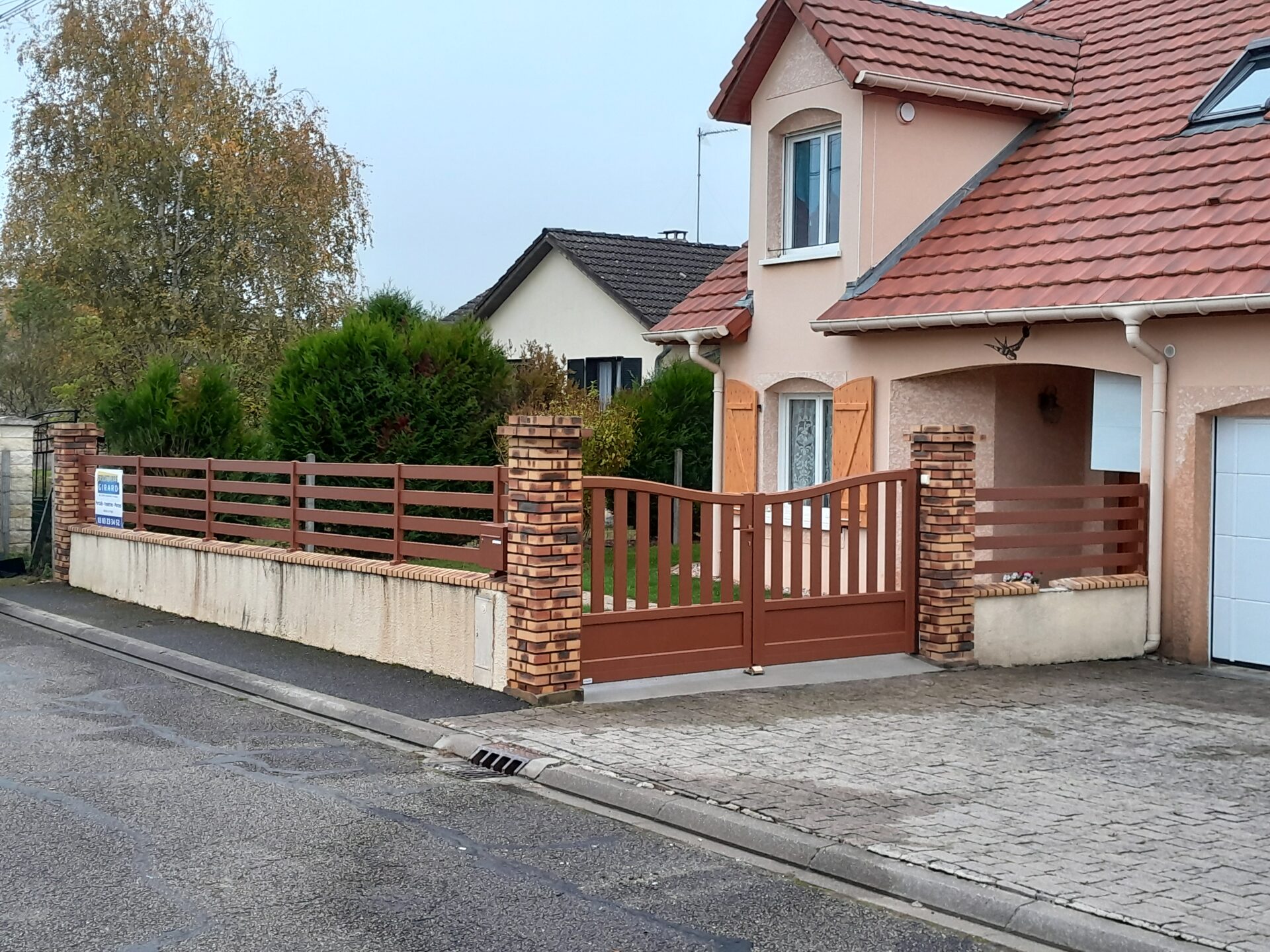 portail battant en aluminium marron