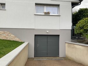 porte de garage battante isolée