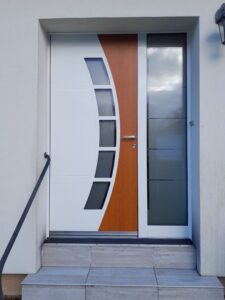 Porte d'entrée avec verre décoratif, bicolorisation, modèle original et intemporel, insertion de fraisages
