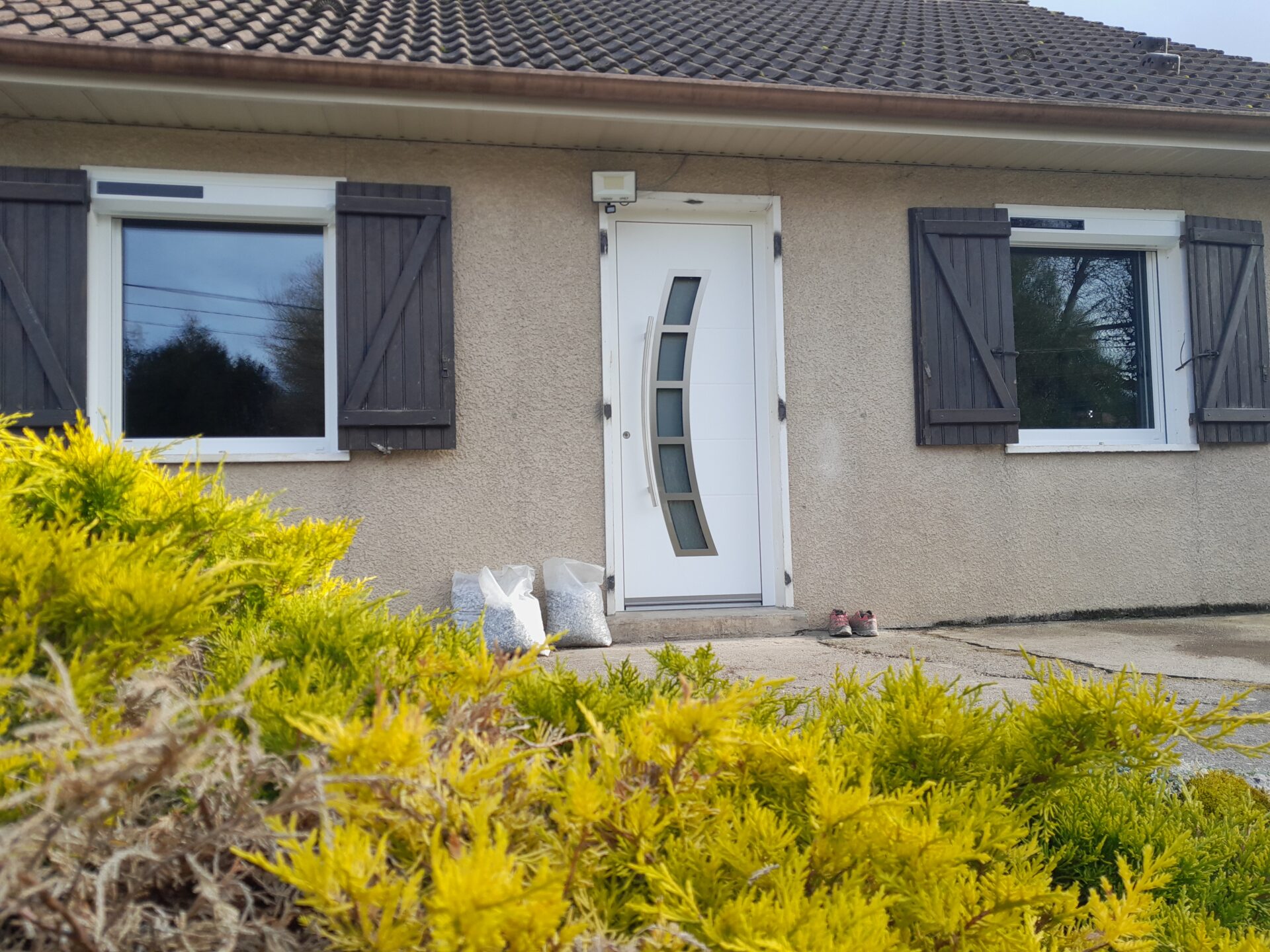 Porte d'entrée en poignet tirage arrondi, insertion de fraisage, verre décoratif