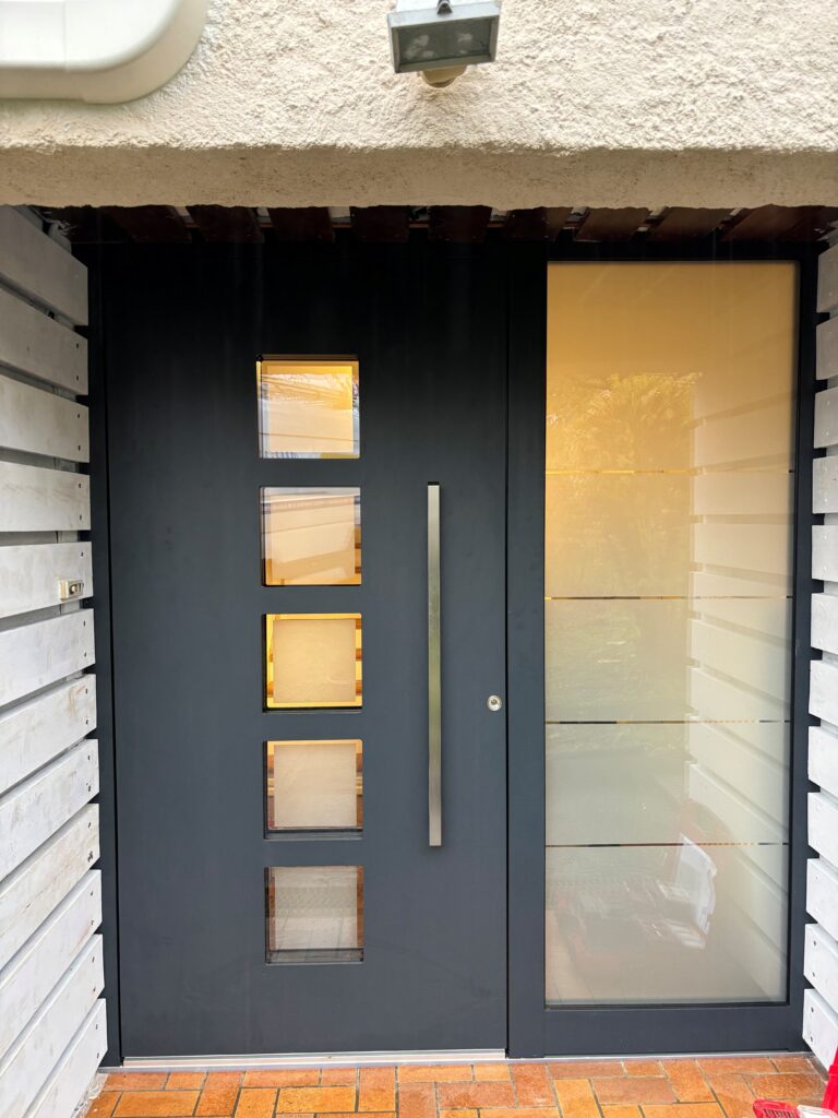 Porte d'entrée avec verre décoratifs sur le coté en surface sablée avec bandes transparantes, insertion de verre à motifs en forme de carré en surface sablée avec les rebords transparents