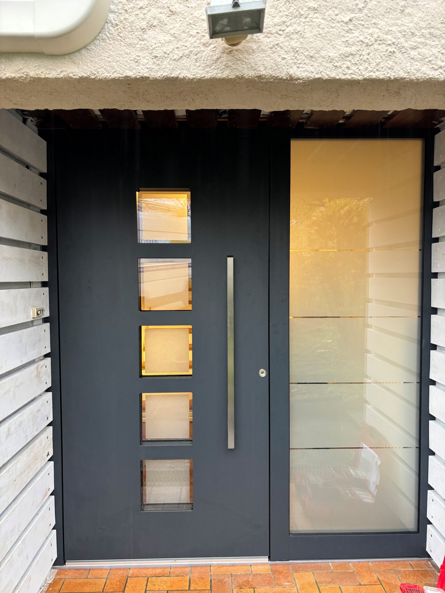 Porte d'entrée avec verre décoratifs sur le coté en surface sablée avec bandes transparantes, insertion de verre à motifs en forme de carré en surface sablée avec les rebords transparents