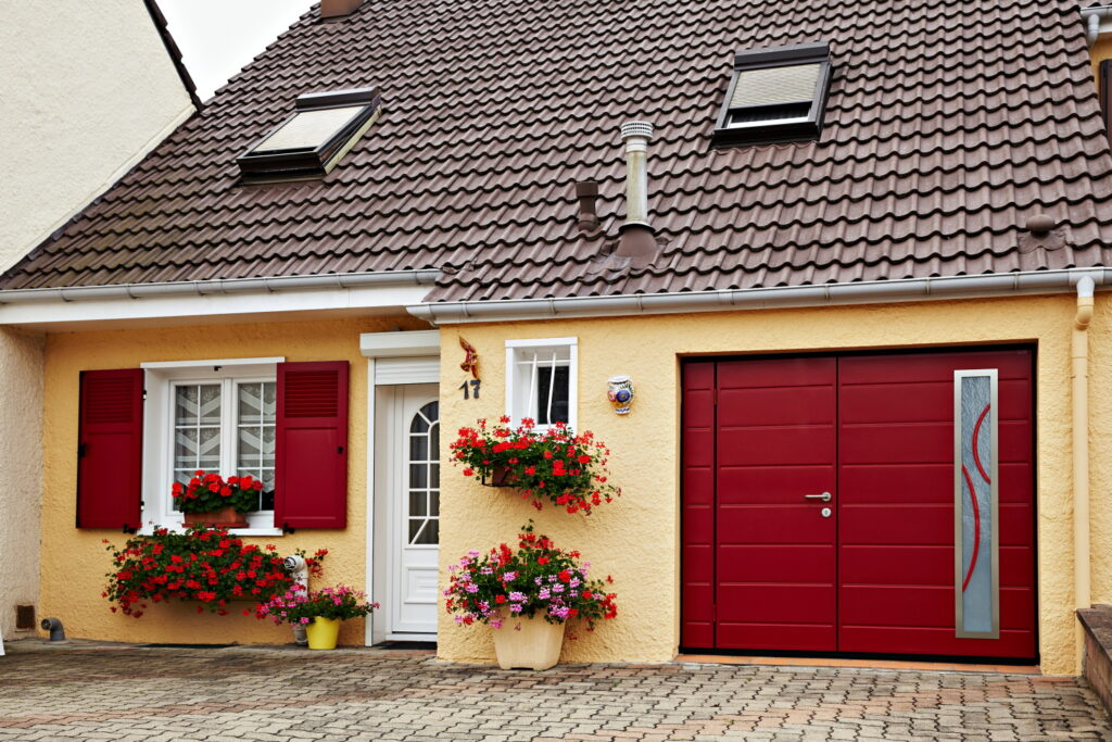 porte de garage de couleur avec hublot design