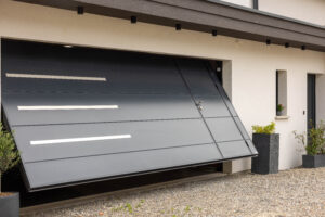 porte de garage sur mesure à portillon de service