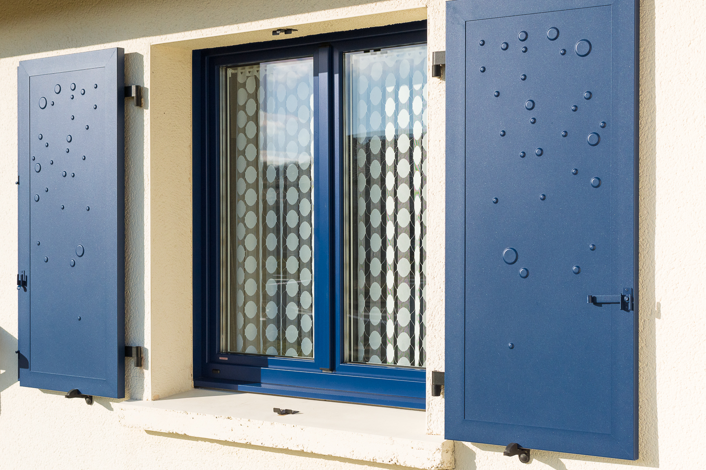 volets bleus battants aluminium
