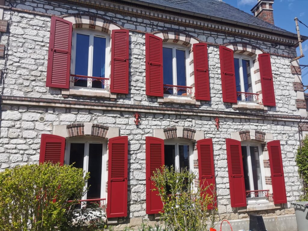 volets battants cintrés rouges
