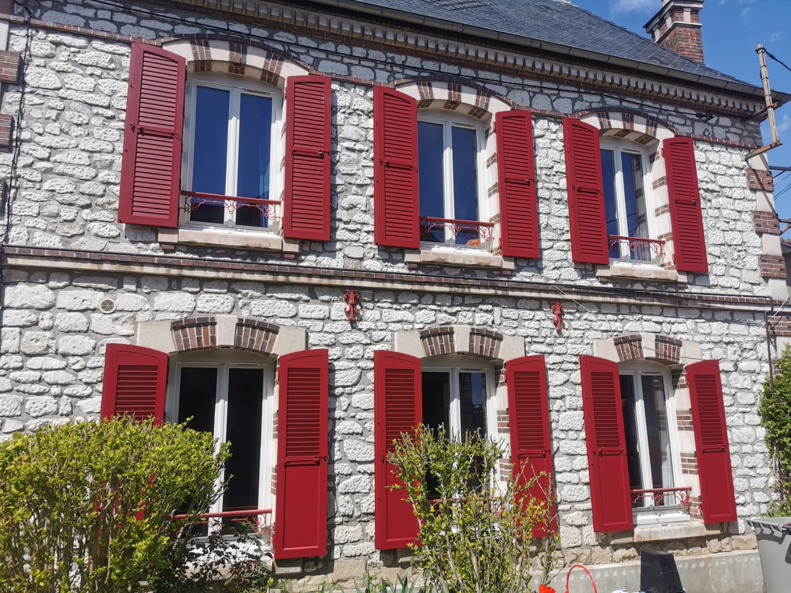 volets battants cintrés rouges